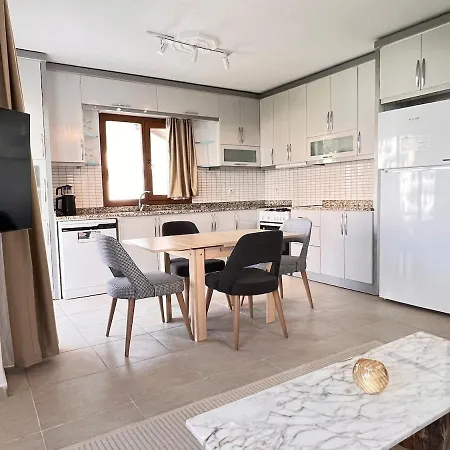 Apartment Spacious & Serene Retreat In Prime Location Of - Antalya *